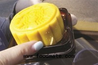 Surprise: Creeping worms appeared in the Starbucks moon cake