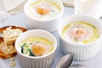 Baked eggs with spinach and green onion