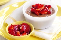 Egg-free chocolate custards with honey strawberries