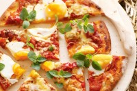Egg and roast capsicum pizza