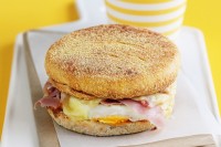 Breakfast egg and ham muffins
