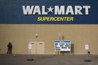 Wal-Mart settles with families over listeria-tainted cantaloupes