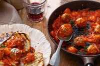 Spicy meatballs on toast