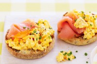 Smoked salmon with microwave scrambled eggs