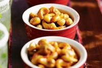 Chilli caramel cashews
