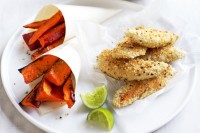 Low-fat sesame chicken with lime and pepper wedges