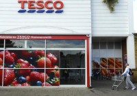 Tesco pins UK turnaround on price cuts and store revamps