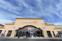 Wal-Mart joins program to lift Florida tomato farmworker pay