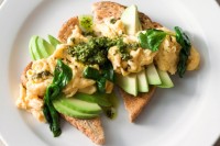 Pesto scrambled eggs with spinach & avocado