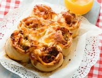 Ham and mushroom pizza scrolls